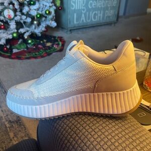 Sonoma Off-White Textured Sneakers